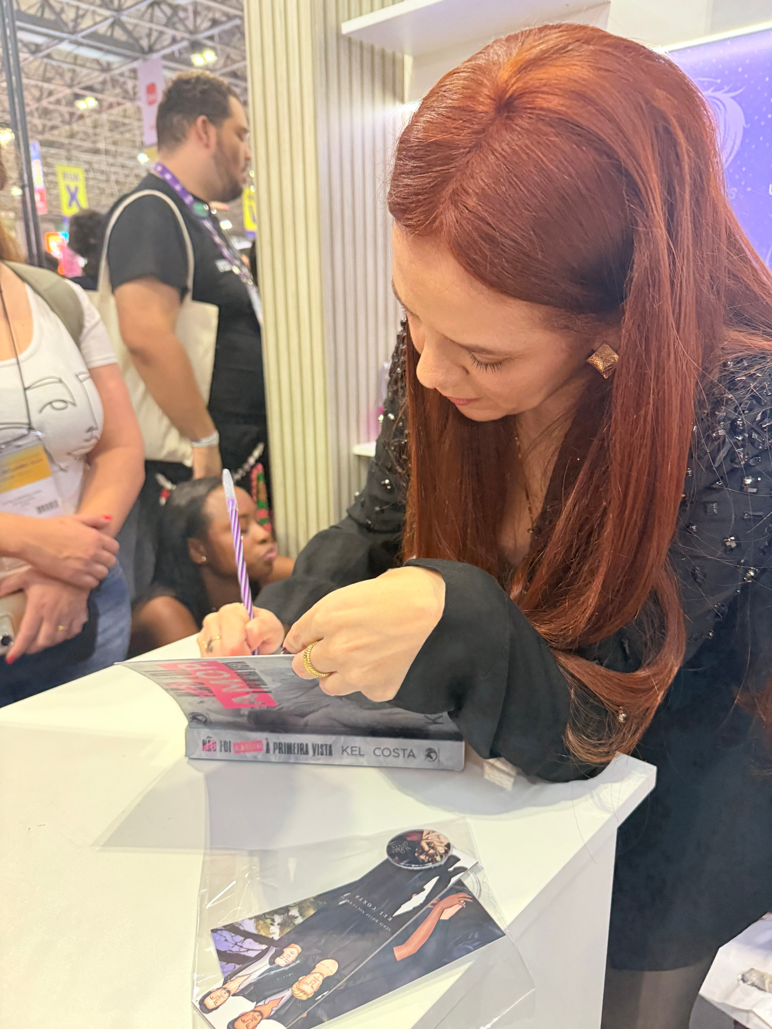 Kel Costa em sessão de autógrafos