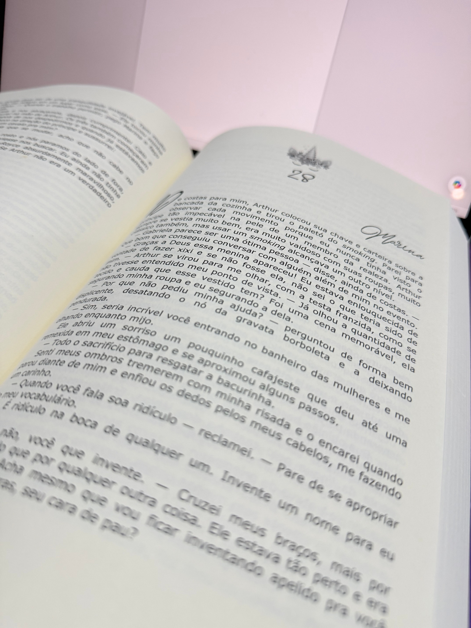 Foto real de livro físico aberto mostrando o miolo diagramado com cabeçalho e numeração de página